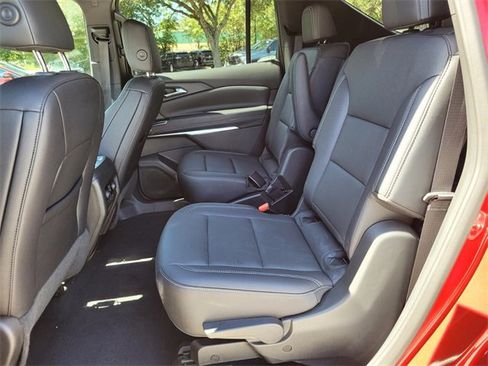 Used 2025 Chevrolet Traverse LT image 13
