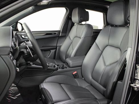 Used 2025 Porsche Macan image 5