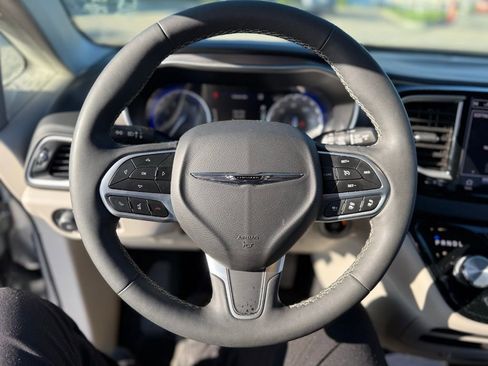 Used 2024 Chrysler Pacifica Touring-L image 6