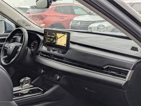 Used 2025 Mitsubishi Outlander SE image 32