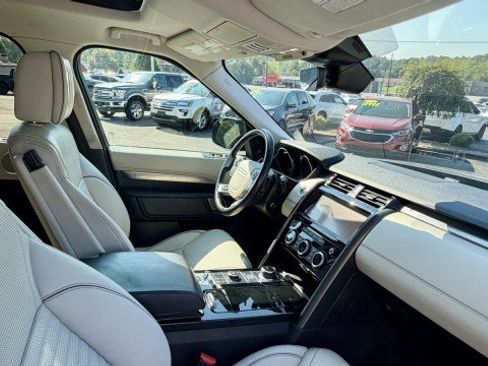 Used 2017 Land Rover Discovery First Edition AWD/4WD image 25