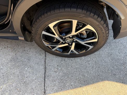 Used 2018 Toyota C-HR XLE FWD image 11
