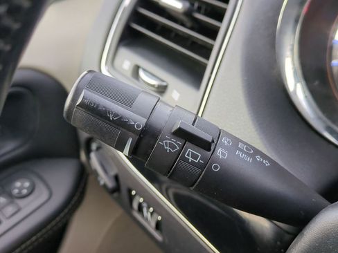 Used 2014 Chrysler Town & Country Touring-L image 30