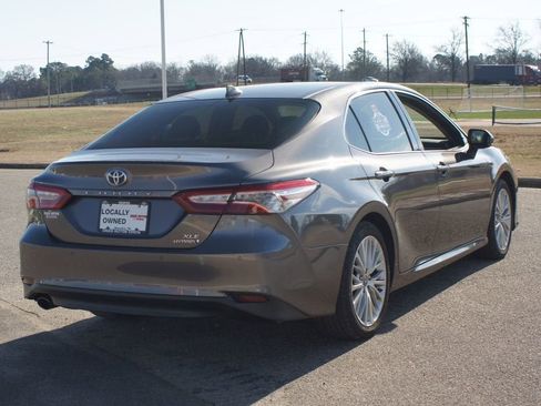Used 2018 Toyota Camry XLE image 19