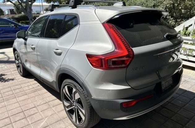 Used 2023 Volvo XC40 B5 Plus w/ Protection Package Premier AWD/4WD image 3