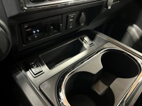 Used 2018 Nissan Titan SV image 34