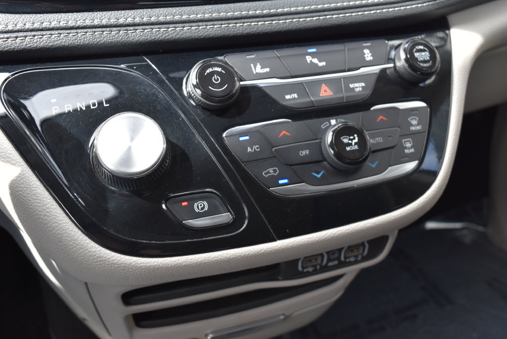 Used 2024 Chrysler Pacifica Limited FWD image 16