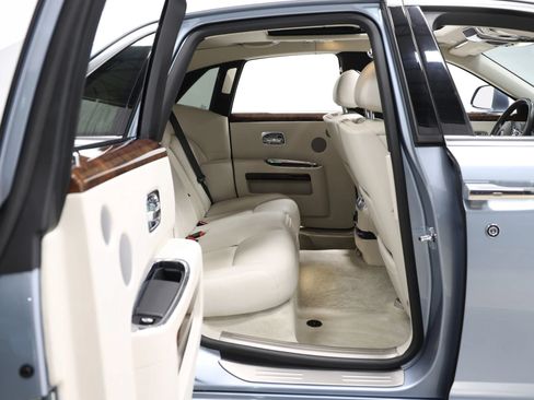 Used 2017 Rolls-Royce Ghost RWD image 90
