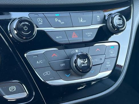 Used 2025 Chrysler Pacifica Select image 27