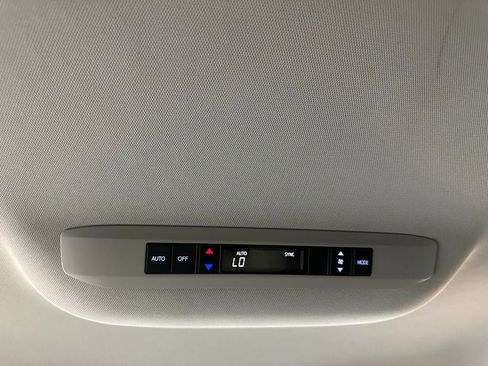 Used 2025 Toyota Sienna LE FWD image 50