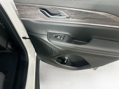 Used 2023 Jeep Grand Cherokee Limited image 30