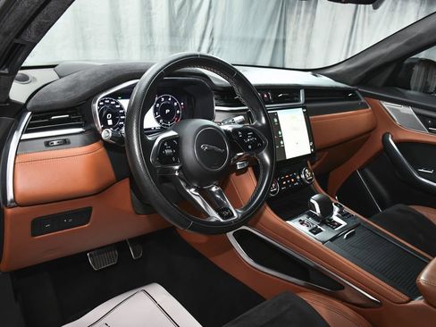Used 2021 Jaguar F-PACE SVR image 22