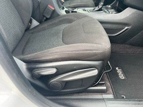 Used 2019 Jeep Cherokee Latitude w/ Popular Appearance Group AWD/4WD image 16