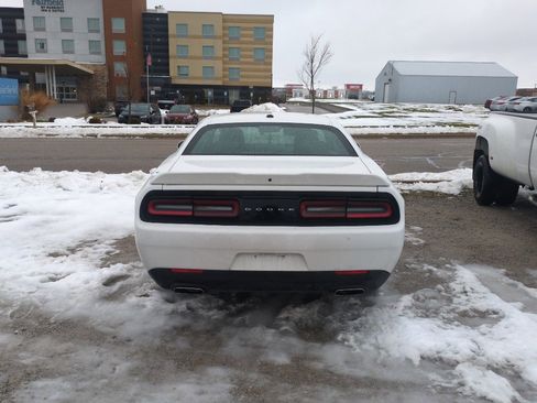Used 2018 Dodge Challenger SXT image 7