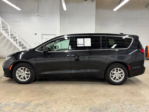Used 2023 Chrysler Pacifica Touring-L FWD image 4