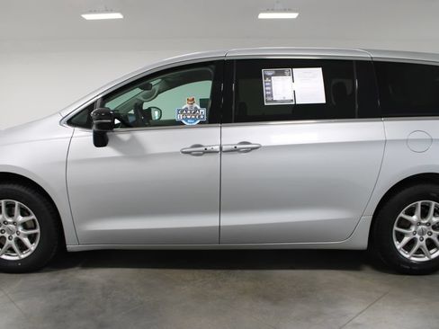 Used 2024 Chrysler Pacifica Touring-L FWD image 6