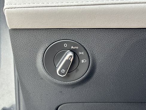 Certified 2025 Volkswagen Taos SE image 29