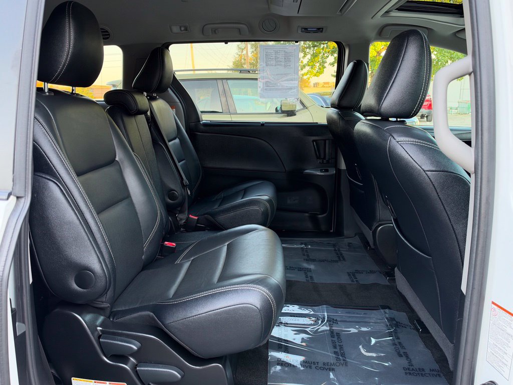 Used 2017 Toyota Sienna SE Premium w/ Outdoor Package FWD image 19