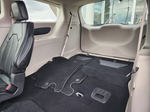 Used 2024 Chrysler Pacifica Touring-L image 14