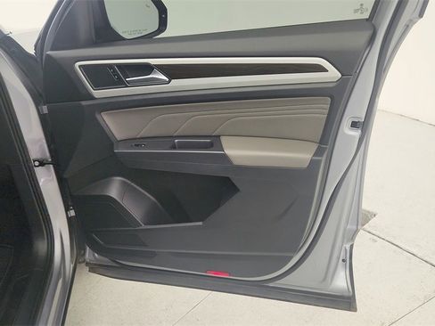 Used 2021 Volkswagen Atlas SE image 32