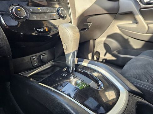 Used 2016 Nissan Rogue SV image 38