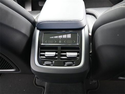 Used 2023 Volvo XC60 B5 Ultimate image 19