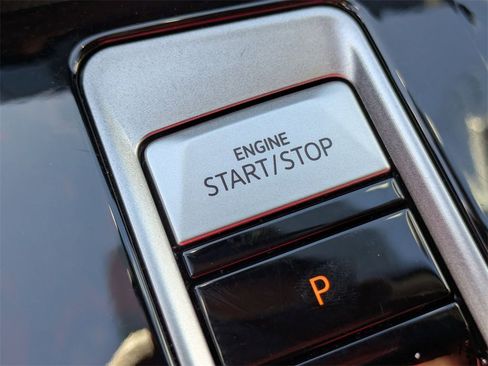 Used 2025 Volkswagen Atlas SE image 24