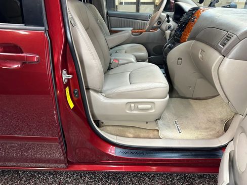 Used 2010 Toyota Sienna FWD image 28
