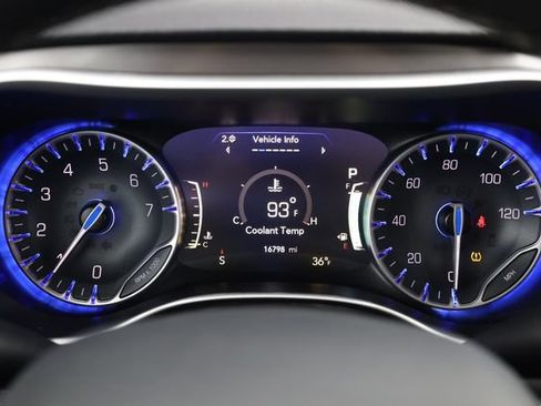 Used 2024 Chrysler Pacifica Touring-L image 15