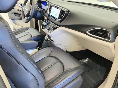 Used 2023 Chrysler Pacifica Touring-L FWD image 36