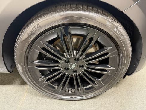 Used 2025 Land Rover Range Rover SE AWD/4WD image 9