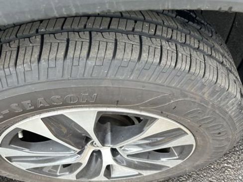 Used 2023 Toyota Highlander XLE image 4