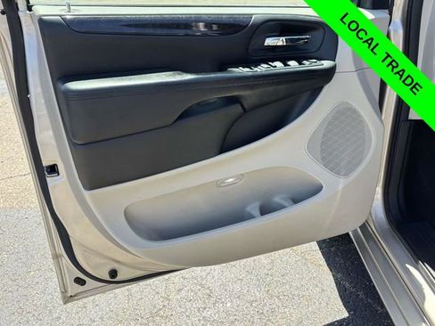 Used 2016 Dodge Grand Caravan SXT w/ Rear Park Assist Package FWD image 9
