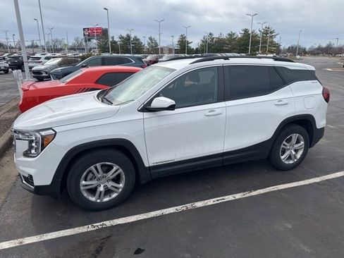 Used 2023 GMC Terrain SLE w/ Driver Convenience Package image 2