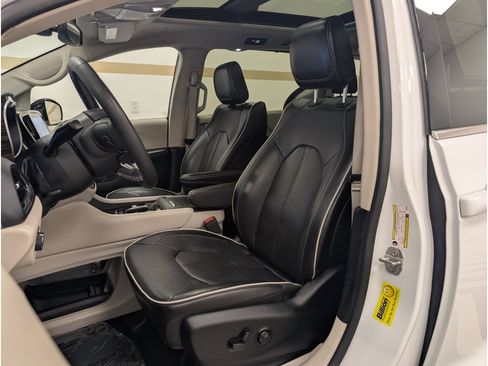 Used 2023 Chrysler Pacifica Limited FWD image 7