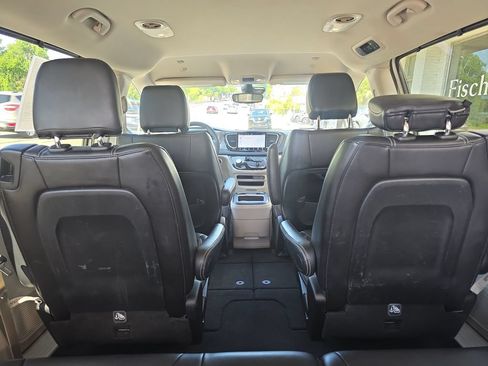 Used 2024 Chrysler Pacifica Touring-L FWD image 34