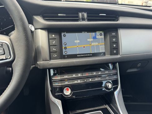 Used 2017 Jaguar XF Premium RWD image 9