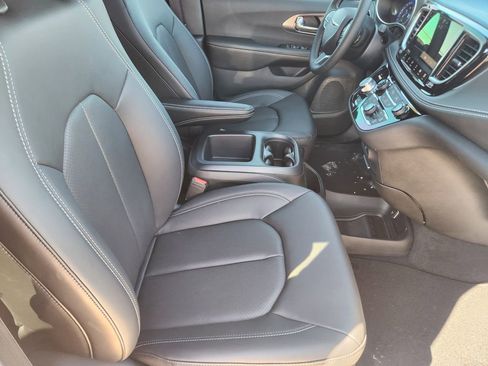 New 2026 Chrysler Pacifica Select image 9