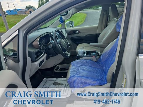 Used 2017 Chrysler Pacifica Touring-L FWD image 10