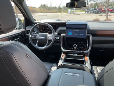 Used 2025 GMC Yukon Denali w/ Sun & Power Step Package AWD/4WD image 22