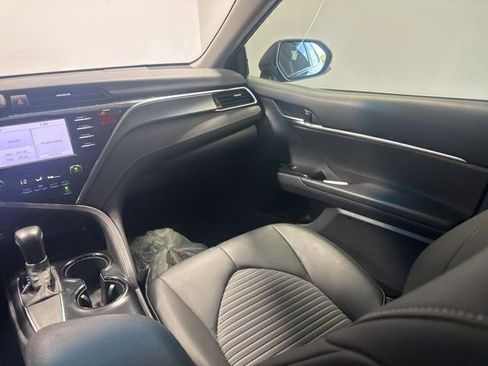 Used 2018 Toyota Camry SE FWD image 19