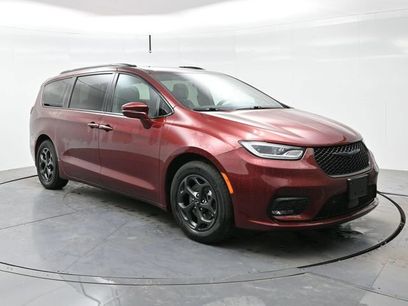 Used 2021 Chrysler Pacifica Limited w/ Uconnect Theater Family Group