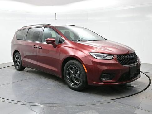 Used 2021 Chrysler Pacifica Limited w/ Uconnect Theater Family Group image 1