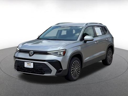 Used 2025 Volkswagen Taos SE FWD image 9