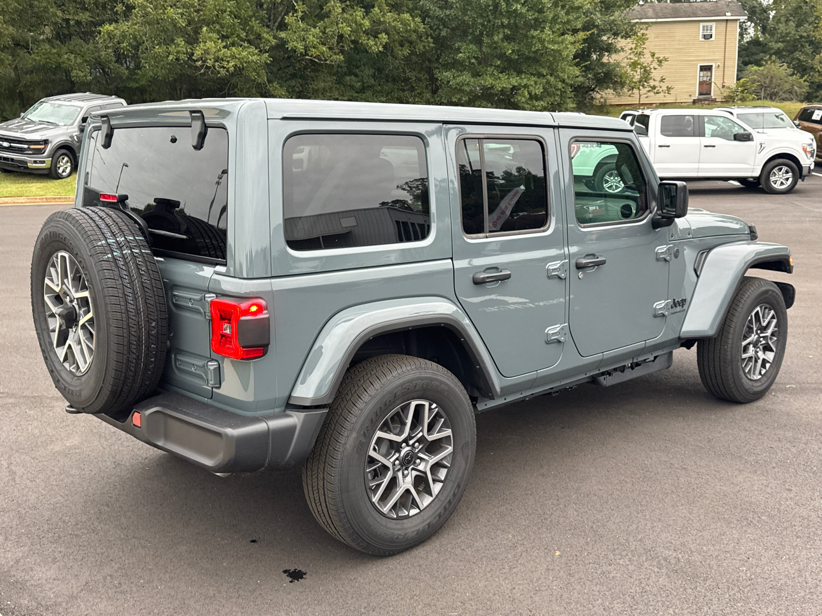 Used 2026 Jeep Wrangler Unlimited Sahara AWD/4WD image 5