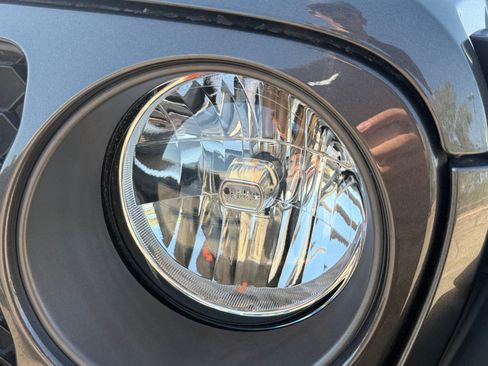 Used 2023 Jeep Gladiator Mojave AWD/4WD image 9