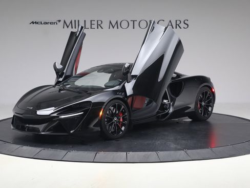 Used 2024 McLaren Artura RWD image 14