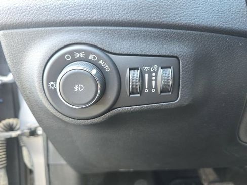 Used 2018 Jeep Compass Latitude w/ Popular Equipment Group image 11