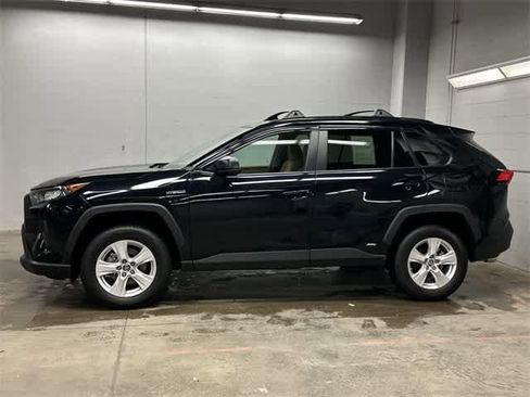 Used 2021 Toyota RAV4 LE image 2