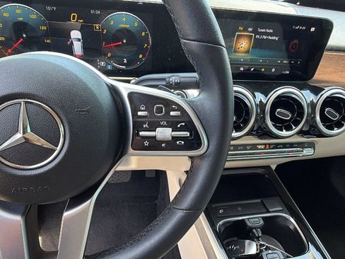 Used 2022 Mercedes-Benz GLB 250 4MATIC image 29